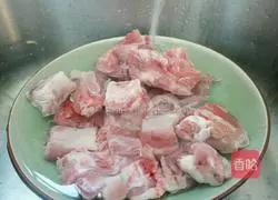 Illustration of how to make salt and pepper pork ribs 1