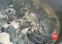 Illustration of how to make black chicken soup 2