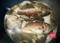 Stewed Illustration of how to make crucian carp soup 8