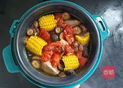 Illustration of how to make tomato, corn and hoof soup 9