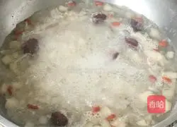 Illustration of how to make snow fungus and pear soup 4