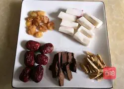 Illustration of how to make five-ingredient chicken soup 2