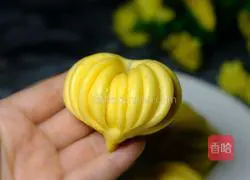 Illustration of how to make pumpkin flower steamed buns 18