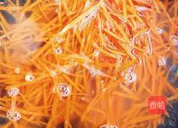 Illustration of how to make cold shredded chicken and bean sprouts 7