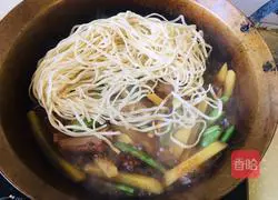 Illustration of braised pork ribs and noodles 14