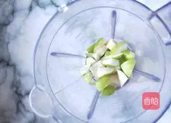 Pear can not only be eaten raw as a fruit, but can also be made into a summer drink.Illustration 2