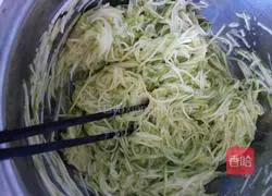 Illustration of how to make zucchini pancakes 3