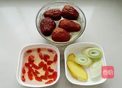 Illustration of how to make kelp and wolfberry pork ribs soup 2