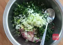 Illustration of how to make leek and meat buns 3