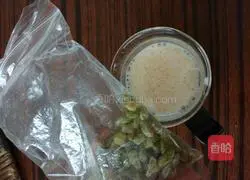 Illustration of how to make orange milk 7