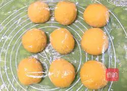 Illustration of how to make pumpkin puree meal packs 16