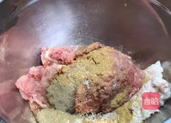 Illustration of how to make local vegetables and pork glutinous rice balls 1