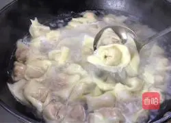 Illustration of how to make shrimp and pork wontons 10