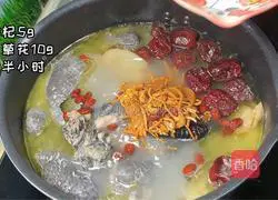 Illustration of how to make medicinal black chicken soup 3