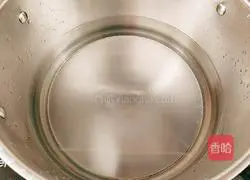 Illustration of how to make mushroom and chicken soup 6