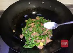 Illustration of how to make fried beans and meat 8