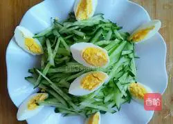 Illustration of how to mix cucumber with eggs 6