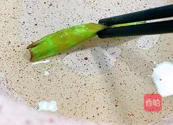 Illustration of how to make braised noodles with poached eggs and chive oil 6