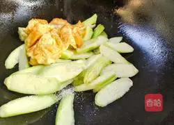 Illustration of how to make loofah and egg noodle soup 5