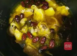 Illustration of how to make chicken soup with mushrooms and red dates 4