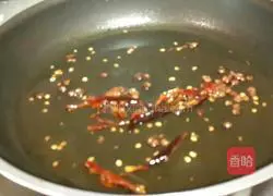 Illustration of how to make potato shreds with celery, pepper and oil 6