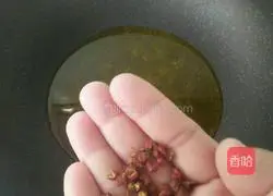 Illustration of how to stir-fry celery and peanuts 10