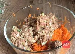 Red Illustration of how to make radish and beef pot stickers 11