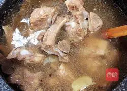 Illustration of how to make chestnut, radish and pork ribs soup (strengthening the spleen and kidneys) 7