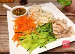 Illustration of how to make shredded chicken cold noodles 20