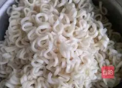 Fried noodles with egg and sausage Illustration of how to do it 4