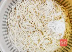 Illustration of how to make garlic noodles 4