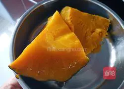 Pumpkin Little Illustration of how to make chicken steamed buns 1