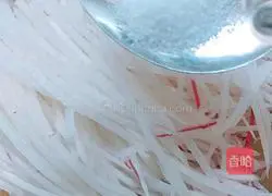 Illustration of how to make sweet and sour radish shreds 2