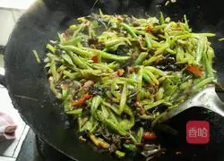 Illustration of how to stir-fry three shredded pork 4