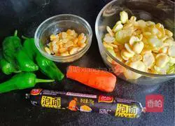 Illustration of how to stir-fry diced ham with colorful vegetables 1