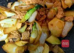 Illustration of how to make stir-fried meat with fennel root 3