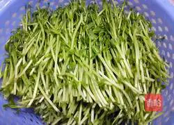 Illustration of how to cook bean sprouts in soup 1