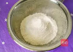 Illustration of how to make flower-shaped watermelon steamed buns 6