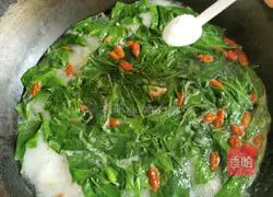 Illustration of how to make wolfberry leaf lean meat soup 6