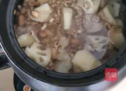 Illustration of how to make pig tail lotus root soup 4