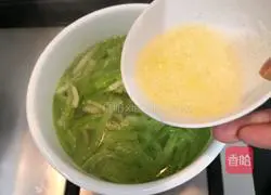 Illustration of how to make protein loofah and wolfberry soup 9