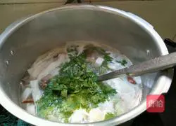 Illustration of how to make coriander duck noodles 12