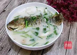 Illustration of how to make tofu and crucian carp soup 8
