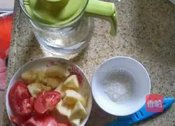 Illustration of how to make tomato and apple juice 1