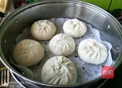 Illustration of how to make beef and carrot buns 6