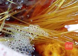 Illustration of how to make braised noodles with poached egg and chive oil 9