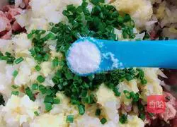 Illustration of how to make steamed cabbage and meat dumplings 4