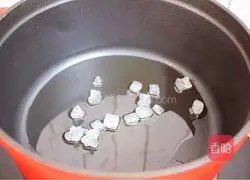 Illustration of how to make braised duck cubes 3