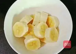 Strawberry Banana Milkshake Recipe Illustration 3