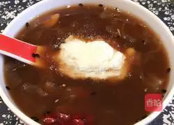 Illustration of how to make donkey hide gelatin and white fungus soup 5